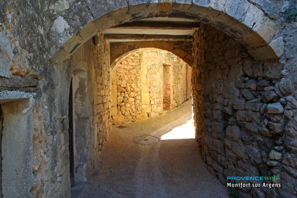 Passage vo&ucirc;t&eacute; &agrave; Montfort sur Argens.
