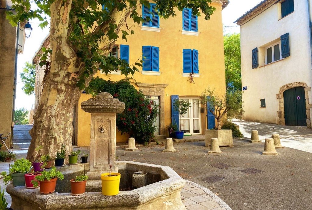 Le village de N&eacute;oules dans le Var.