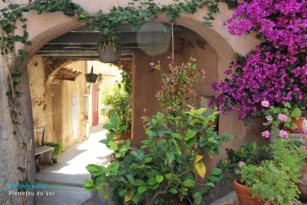 Passage vo&ucirc;t&eacute;.