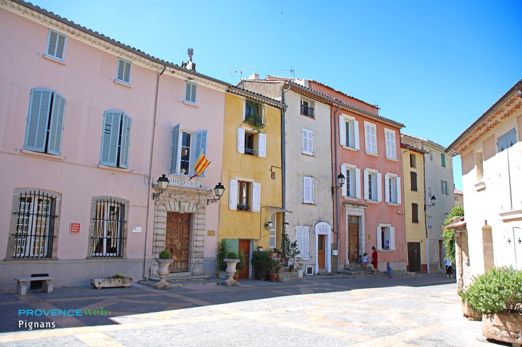 Jolie place &agrave; Pignans.