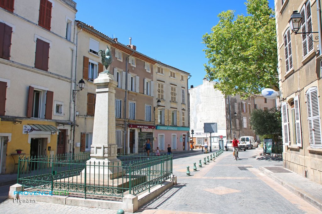 Statue d'un coq.