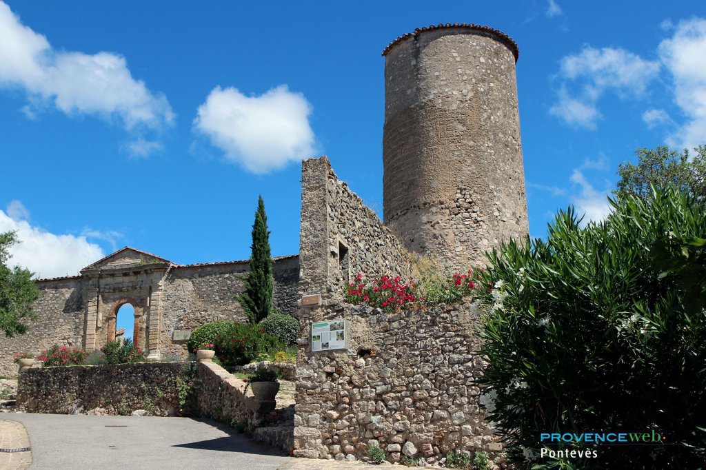 Le ch&acirc;teau de Pontev&egrave;s dans le Var.
