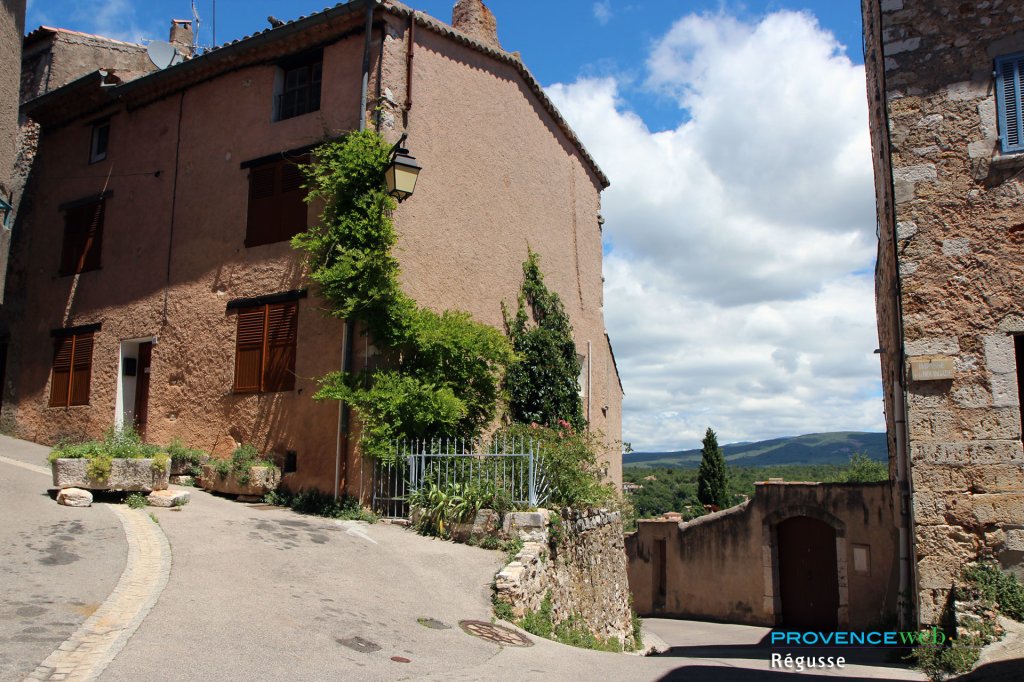 Jolie rue qui monte.