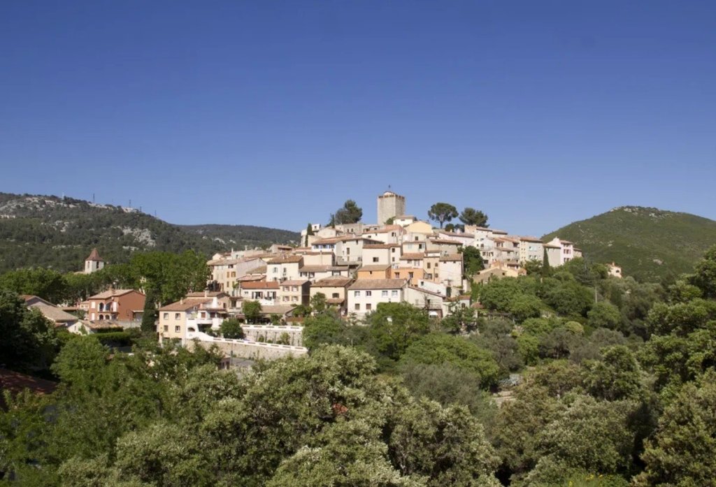 Le village du Revest des Eaux dans le Var.