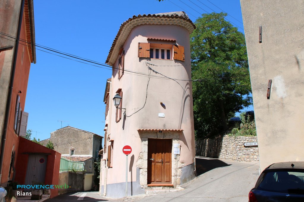 Rue qui monte dans le village.