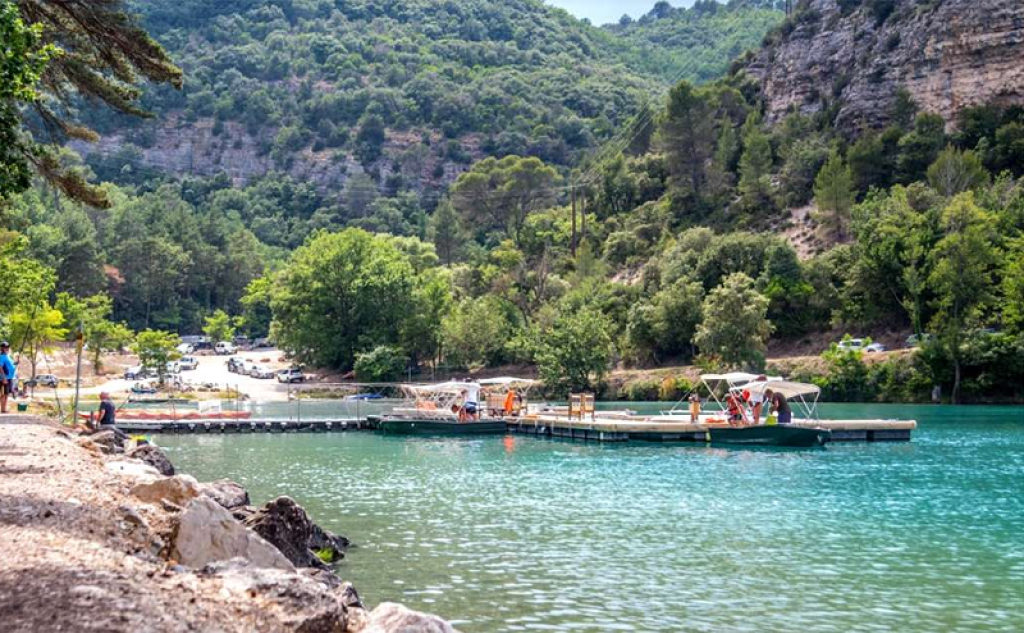 Plage Saint Julien sur le lac d'Esparron.