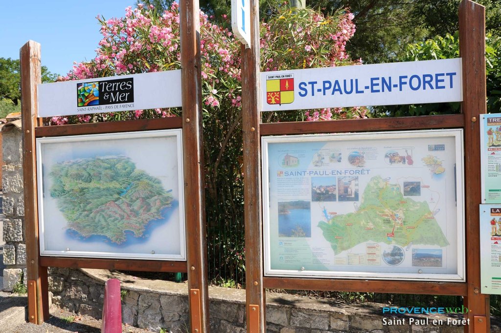 Panneaux d'information.