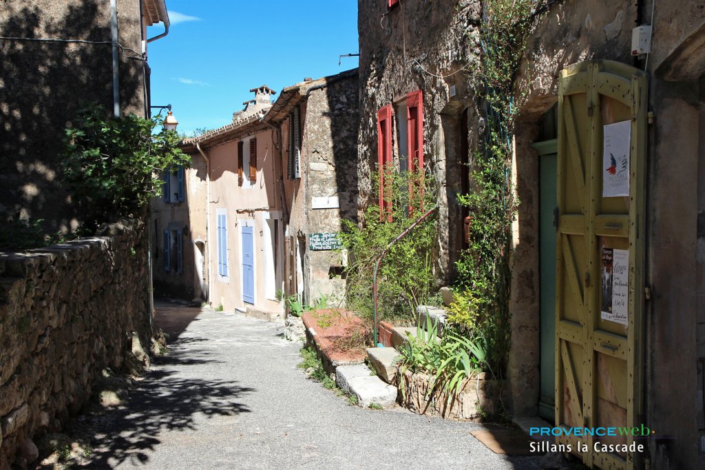 Ruelle &agrave; Sillans la Cascade.