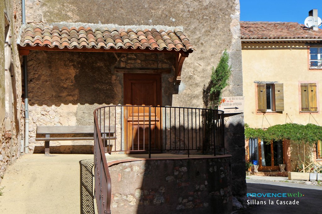 Banc ombrag&eacute;.