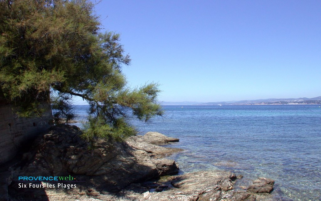 Randonn&eacute;e le long du sentier du littoral &agrave; Six Four les Plages.