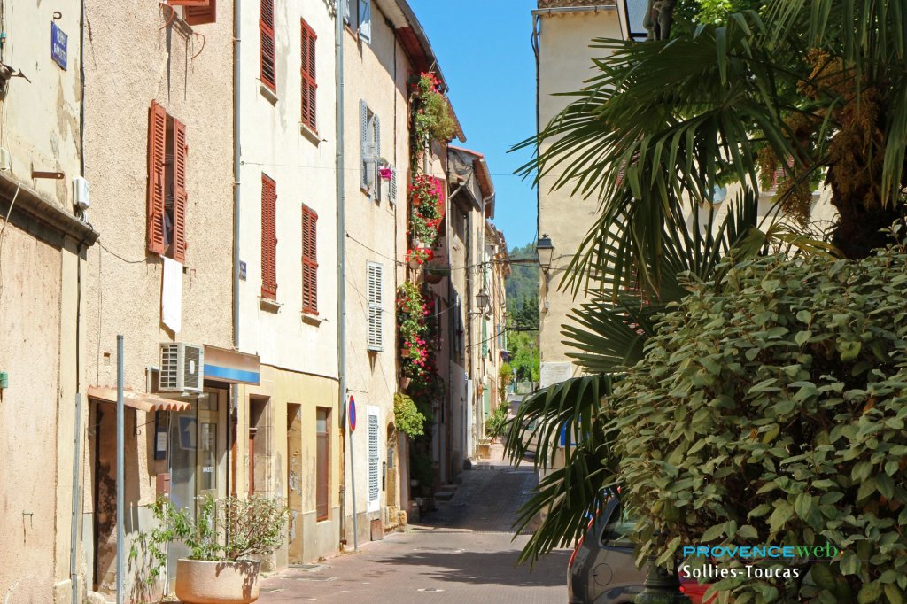 Le village de Solli&egrave;s-Toucas dans le Var.