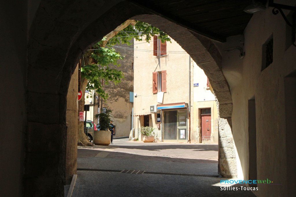 Passage vo&ucirc;t&eacute;.