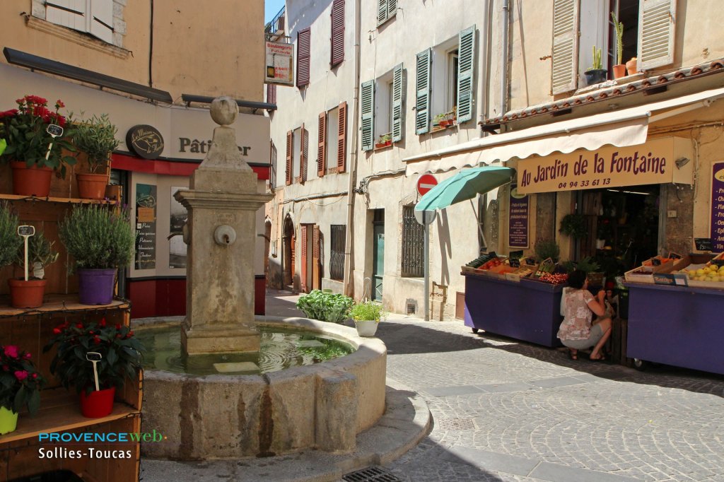 Centre ancien de Solli&egrave;s-Toucas.