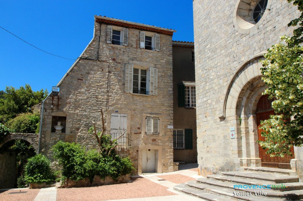 Parvis de l'&eacute;glise.