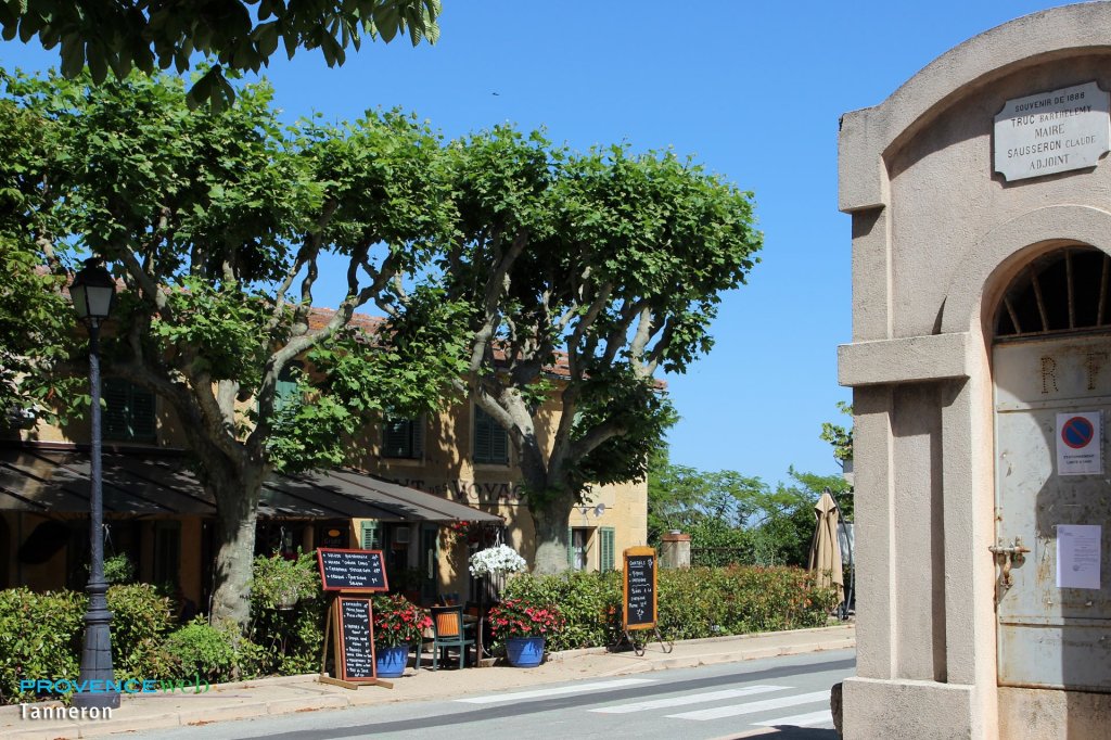Restaurant &agrave; Tanneron.
