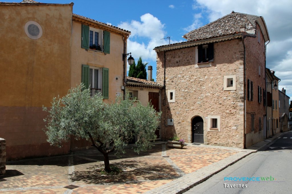 Rue &agrave; Tavernes.