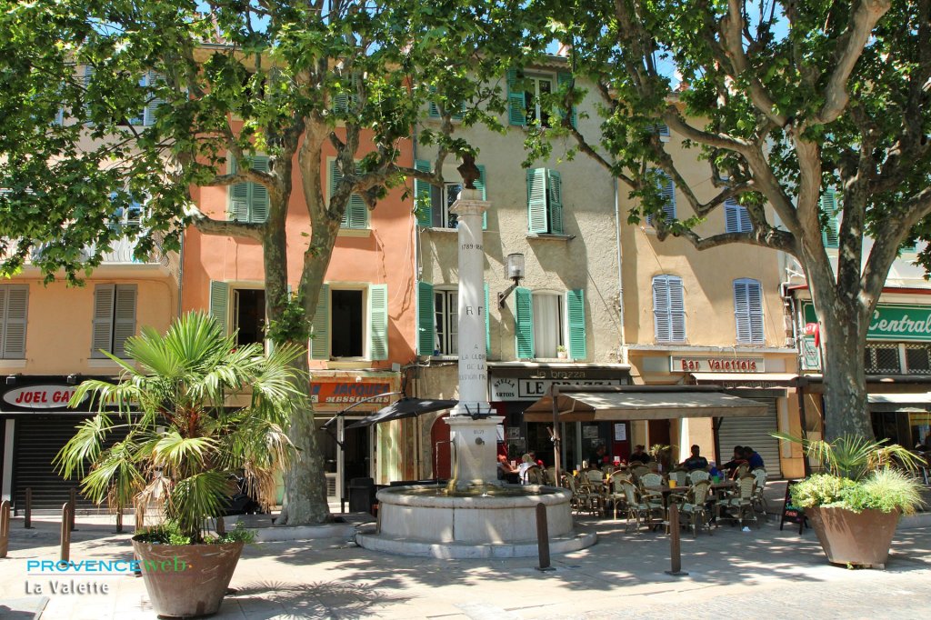 Jolie place du centre.