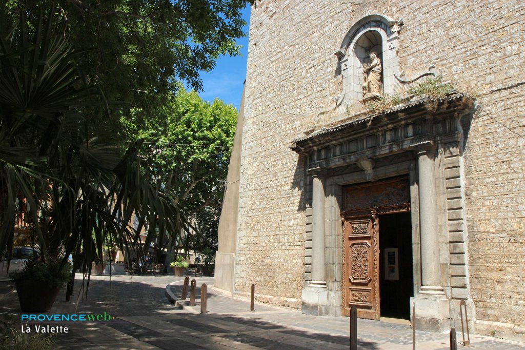 Parvis de l'&eacute;glise.