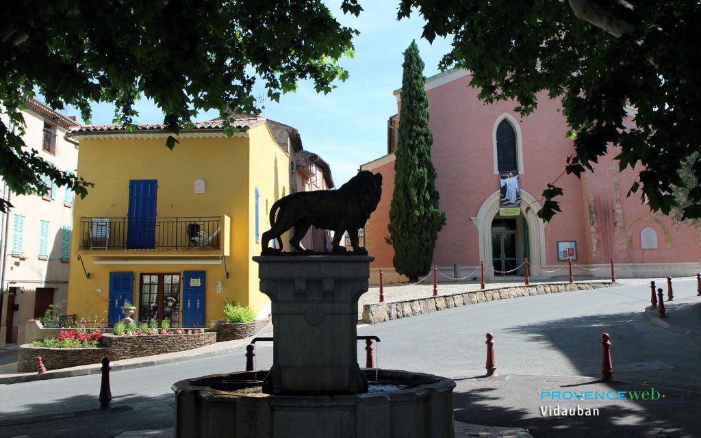 Fontaine avec un lion.