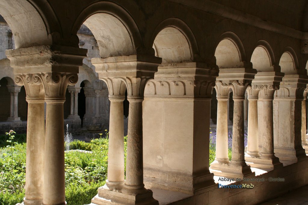 Clo&icirc;tre Abbaye de Senanque.