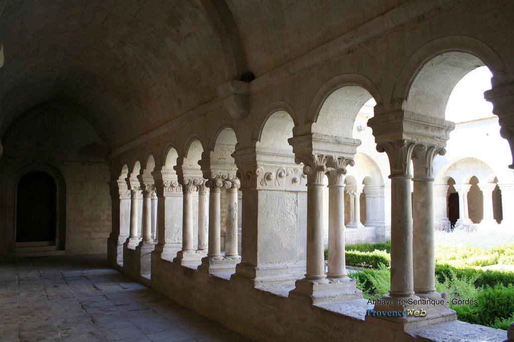 Int&eacute;rieur de l'abbaye de Senanque.