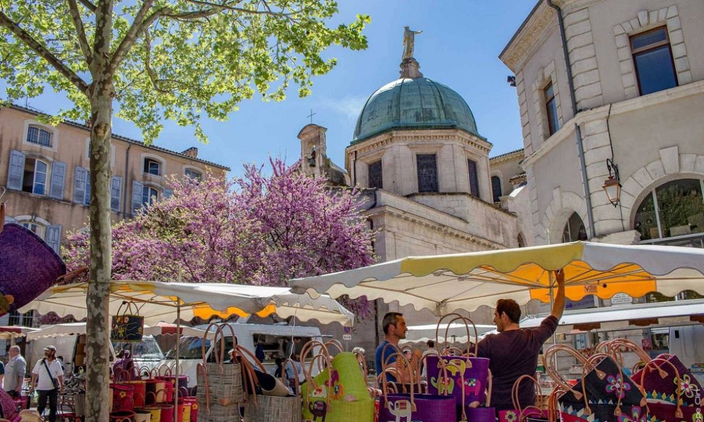 March&eacute; Apt samedi matin.