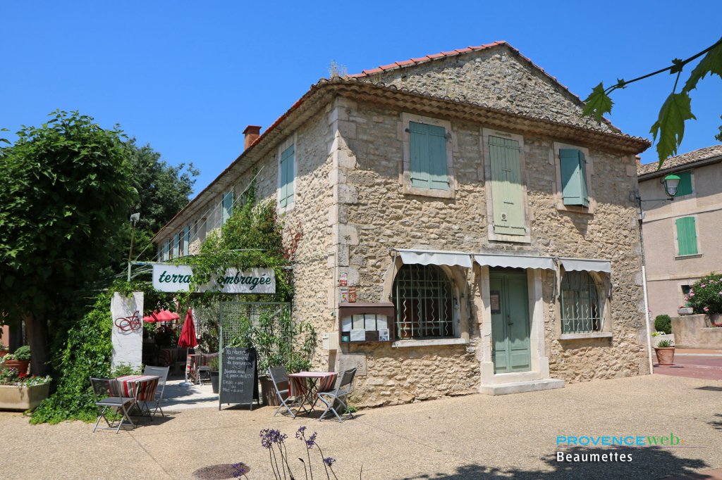 Restaurants aux Beaumettes.