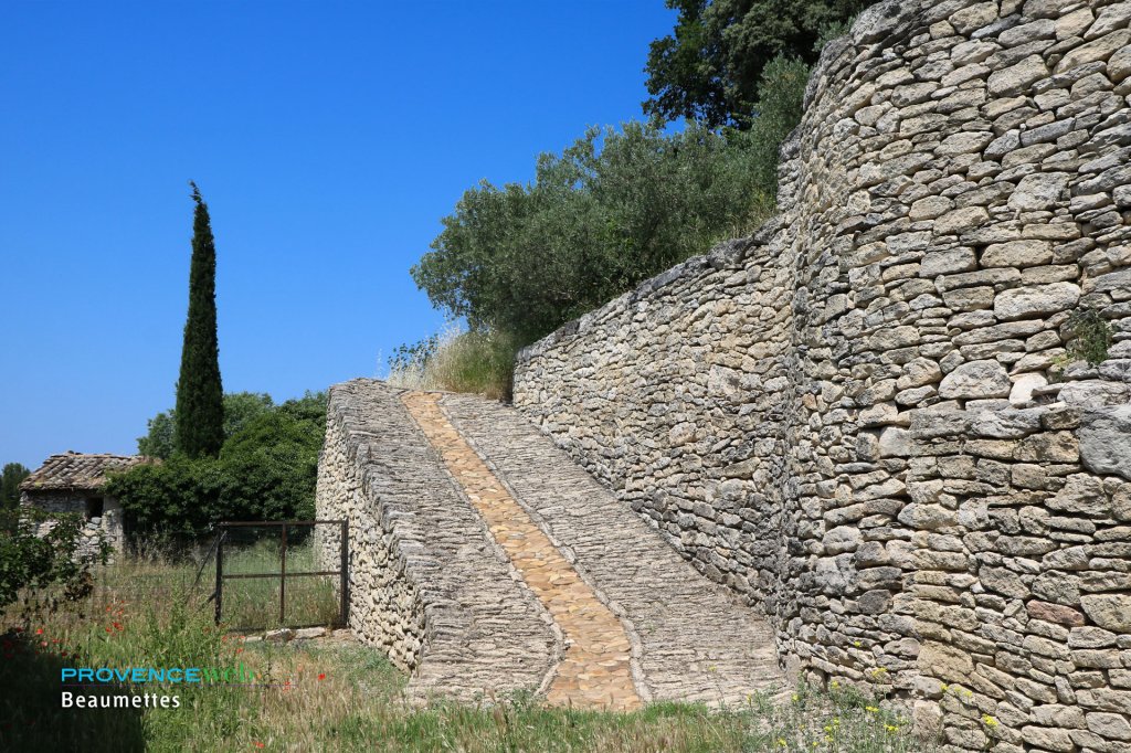 Joli chemin en pierres anciennes.