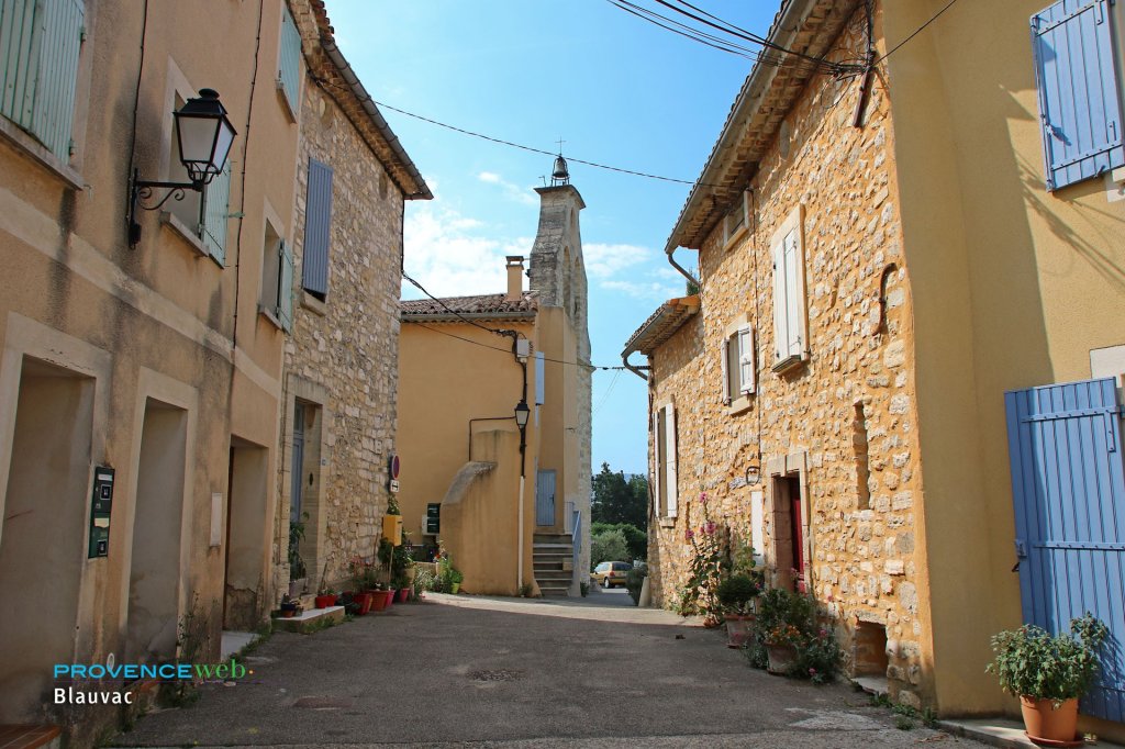 Ruelle ancienne &agrave; Blauvac.