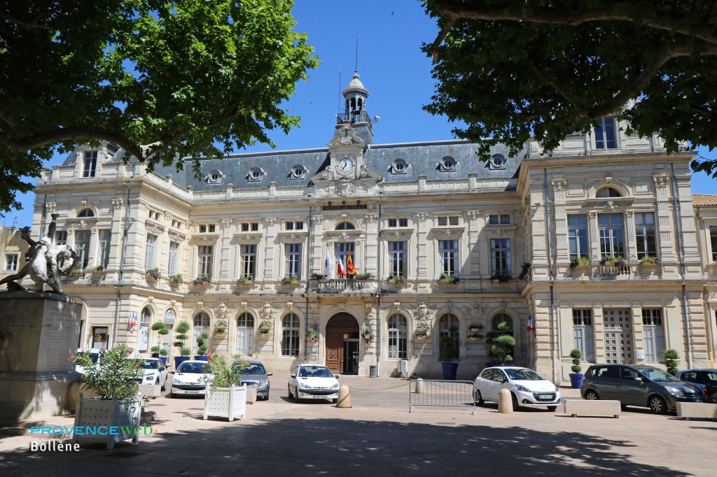 H&ocirc;tel de ville de Boll&egrave;ne.
