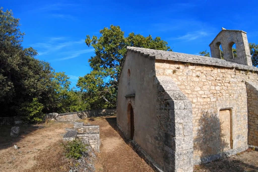 Jolie chapelle &agrave; Buoux.