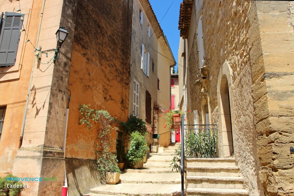 Ruelle du centre ancien de Cadenet.