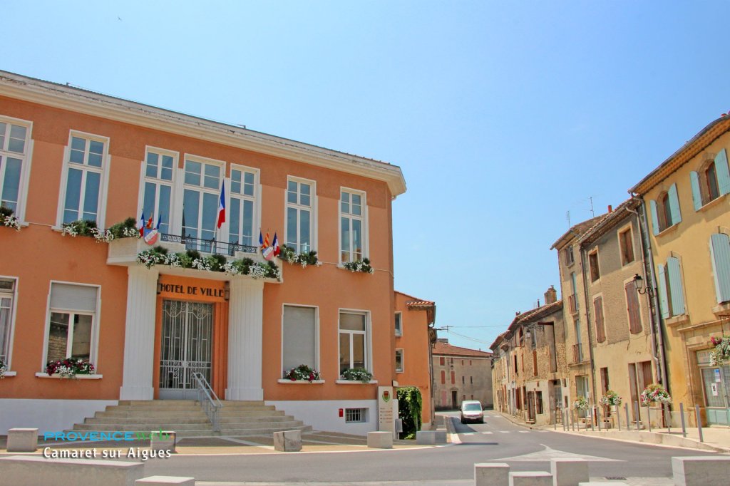 Mairie de Camaret sur Aigues.