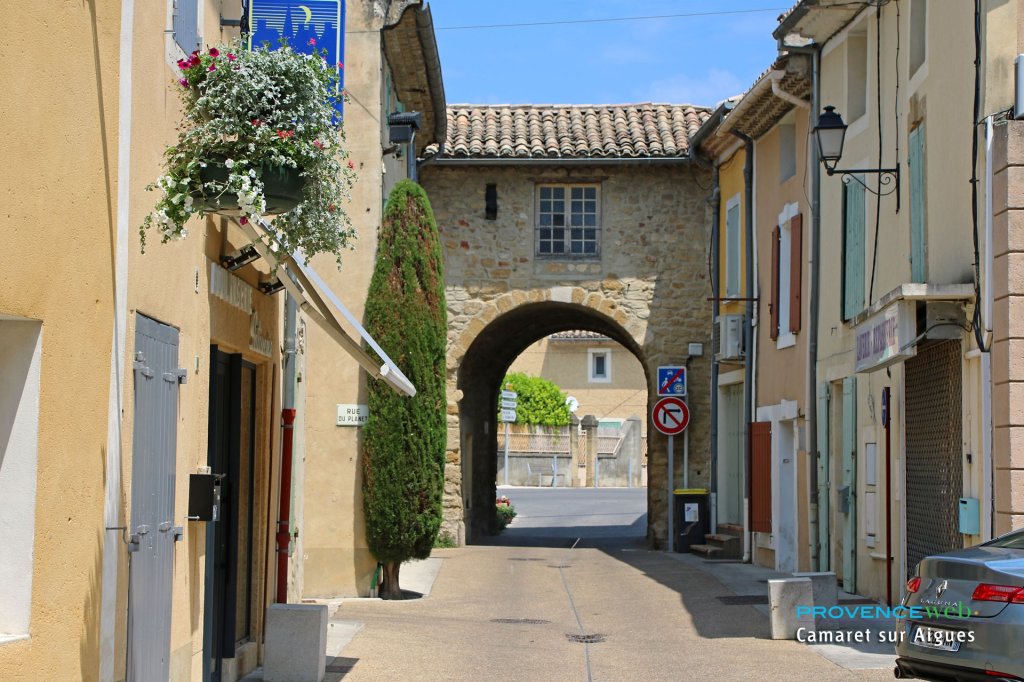 Centre ancien de Camaret sur Aigues.