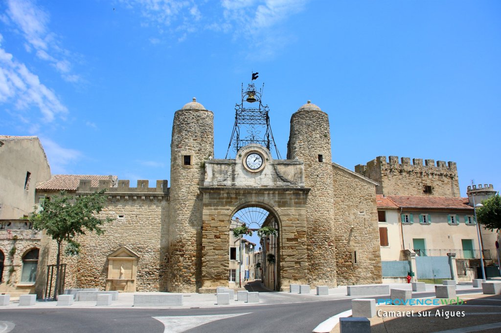 Le village de Camaret sur Aigues dans le Vaucluse.