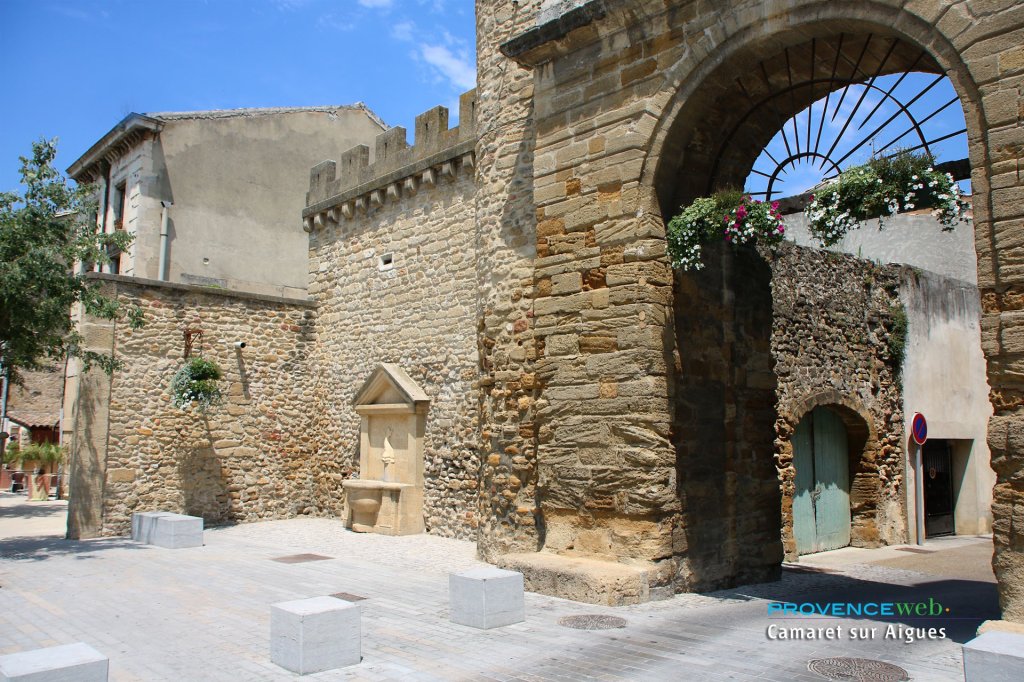 Porte de Camaret sur Aigues.