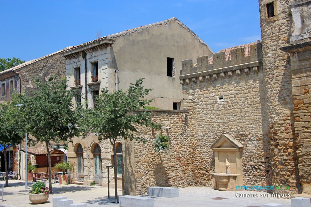 Fortifications &agrave; Camaret sur Aigues.
