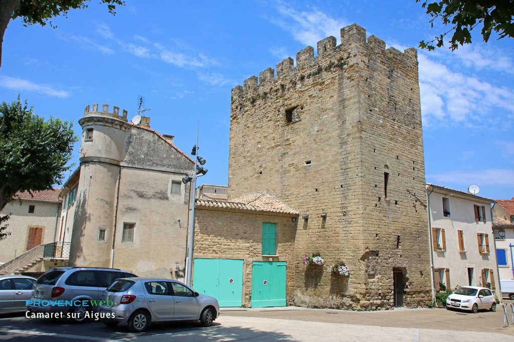 Tour m&eacute;di&eacute;vale &agrave; Camaret sur Aigues.