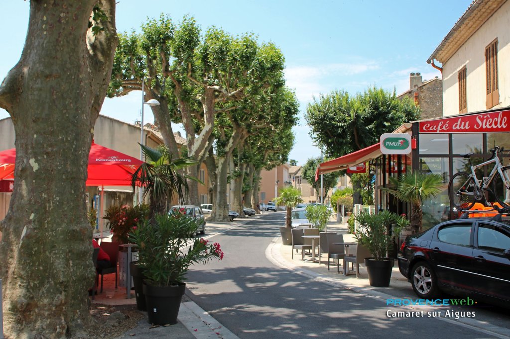 Caf&eacute; &agrave; Camaret sur Aigues.