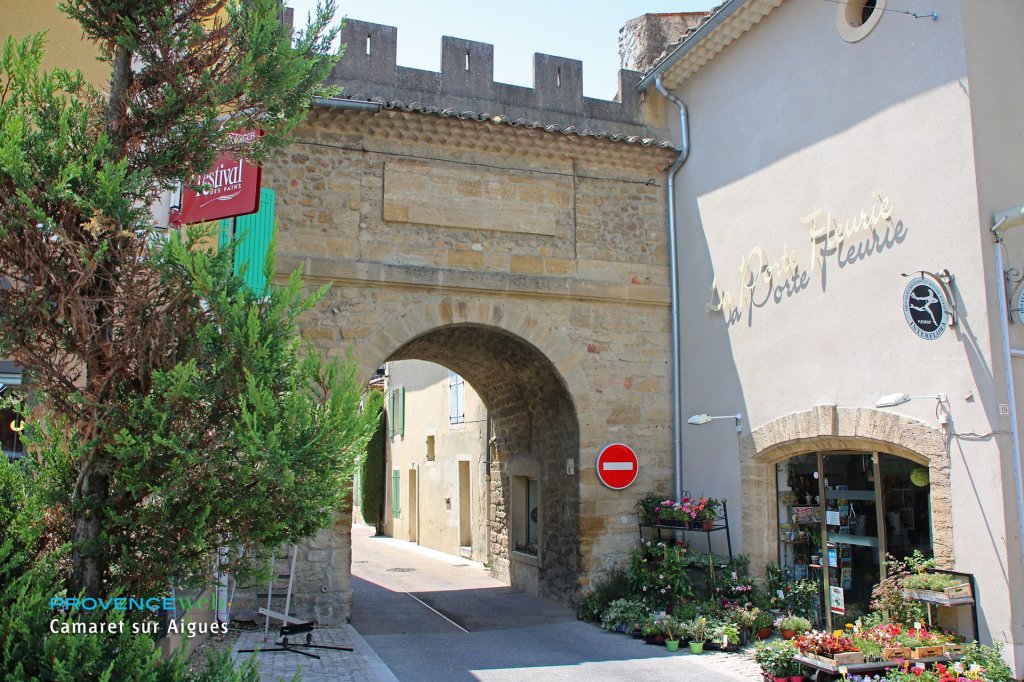 Porte m&eacute;di&eacute;vale de Camaret sur Aigues.