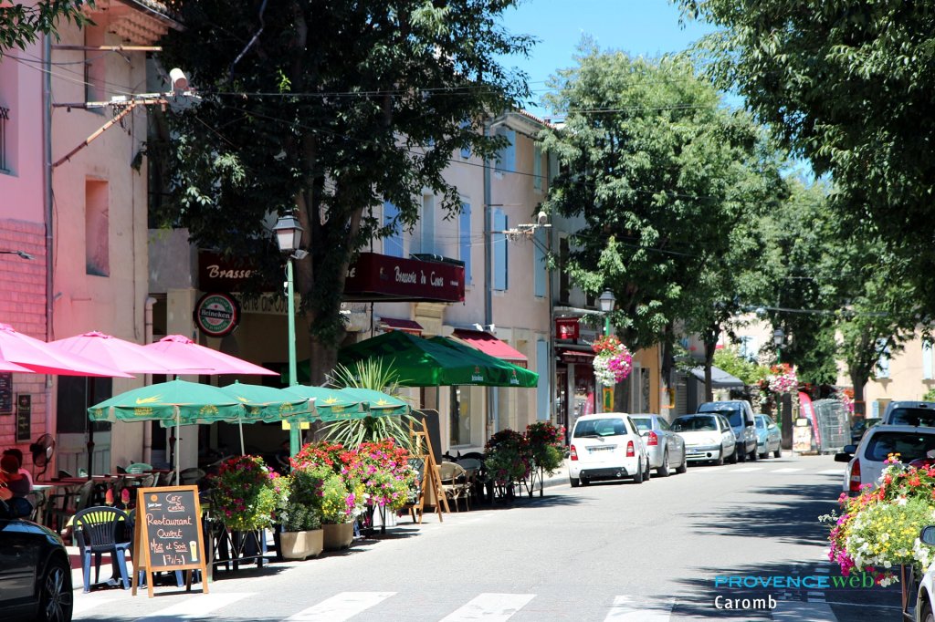 Rue commer&ccedil;ante.