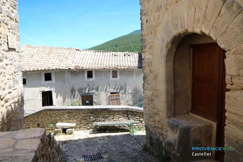 Castellet en Luberon dans le Vaucluse.