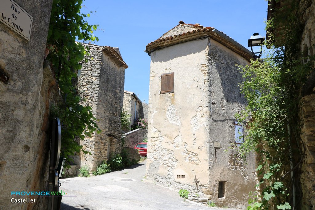 Le village de Castellet en Luberon.