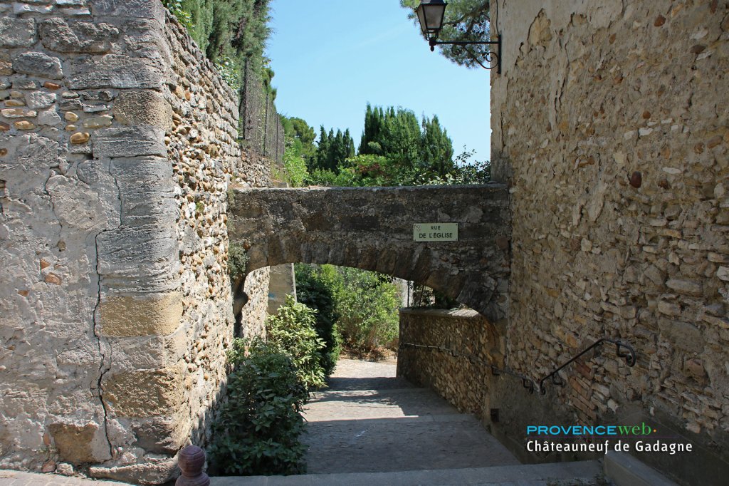 Ruelle à Châteauneuf-de-Gadagne.