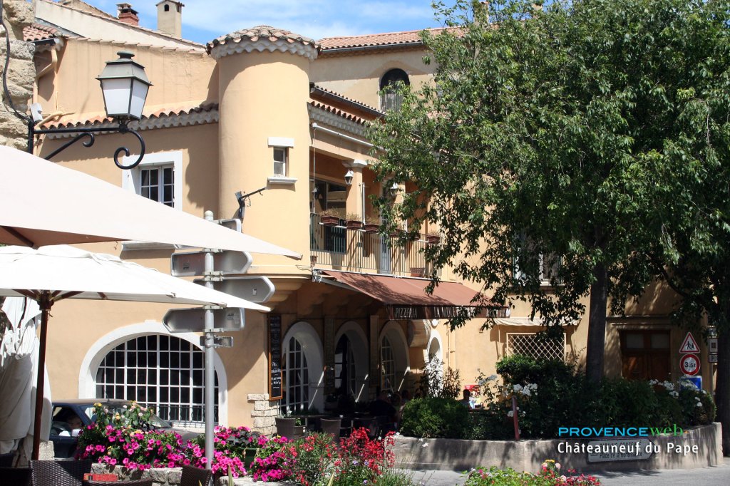 Le village de Ch&acirc;teauneuf du Pape.