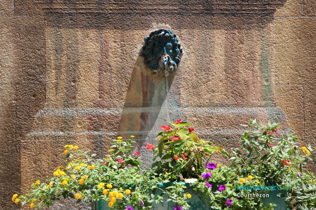 Fontaine &agrave; Courth&eacute;zon.