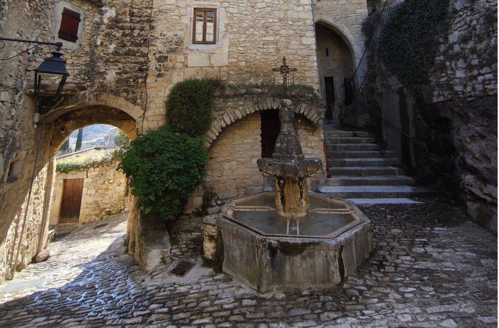 Fontaine ancienne.