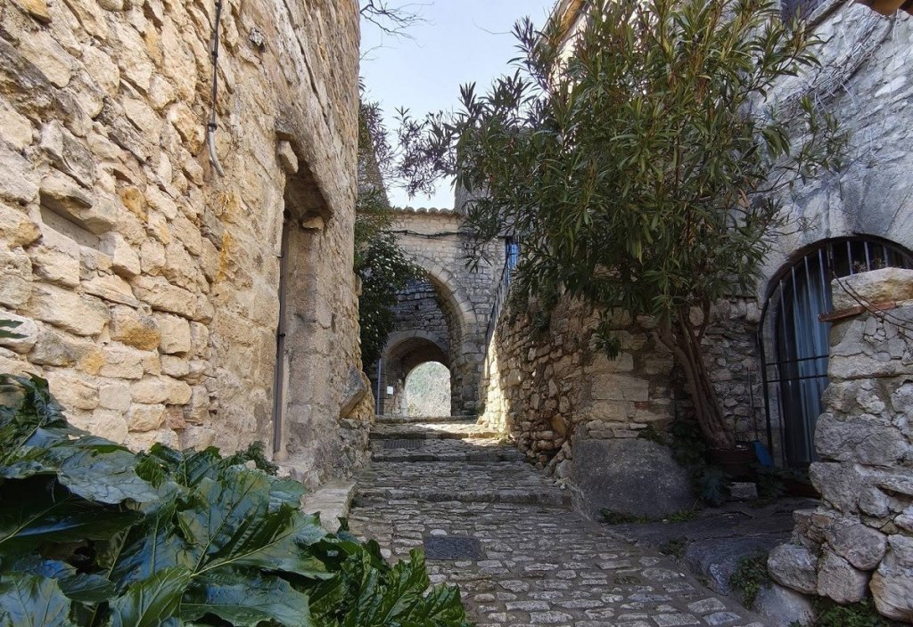 Ruelle pav&eacute;e.