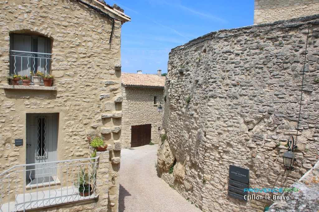 Village de Crillon le Brave.