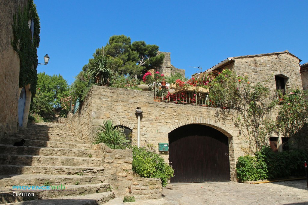 Bel escalier &agrave; Cucuron.